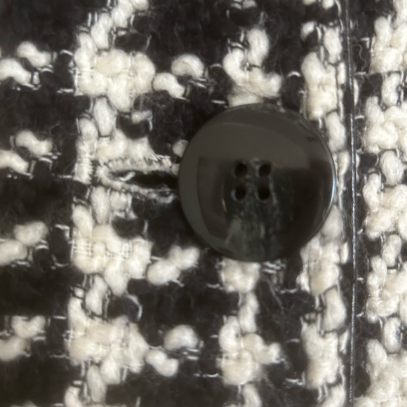 Gorgeous Houndstooth Cape, black, Ivory, button closure. Small, gently used. - Picture 8 of 14